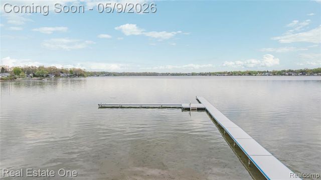 537 Woodbridge Circle, Waterford, MI 48327