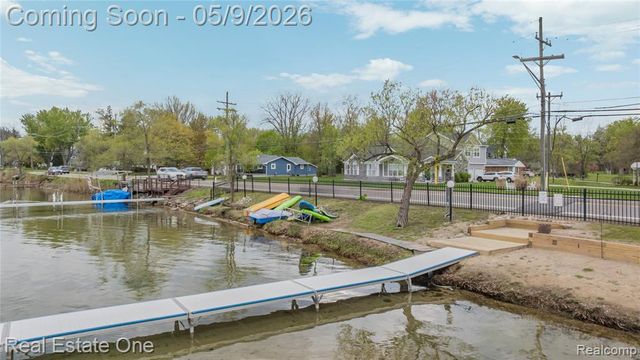537 Woodbridge Circle, Waterford, MI 48327