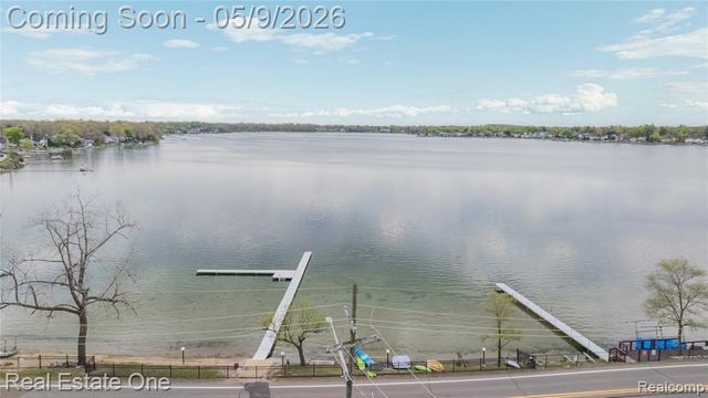 537 Woodbridge Circle, Waterford, MI 48327