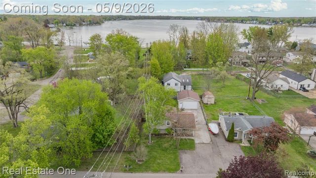 537 Woodbridge Circle, Waterford, MI 48327