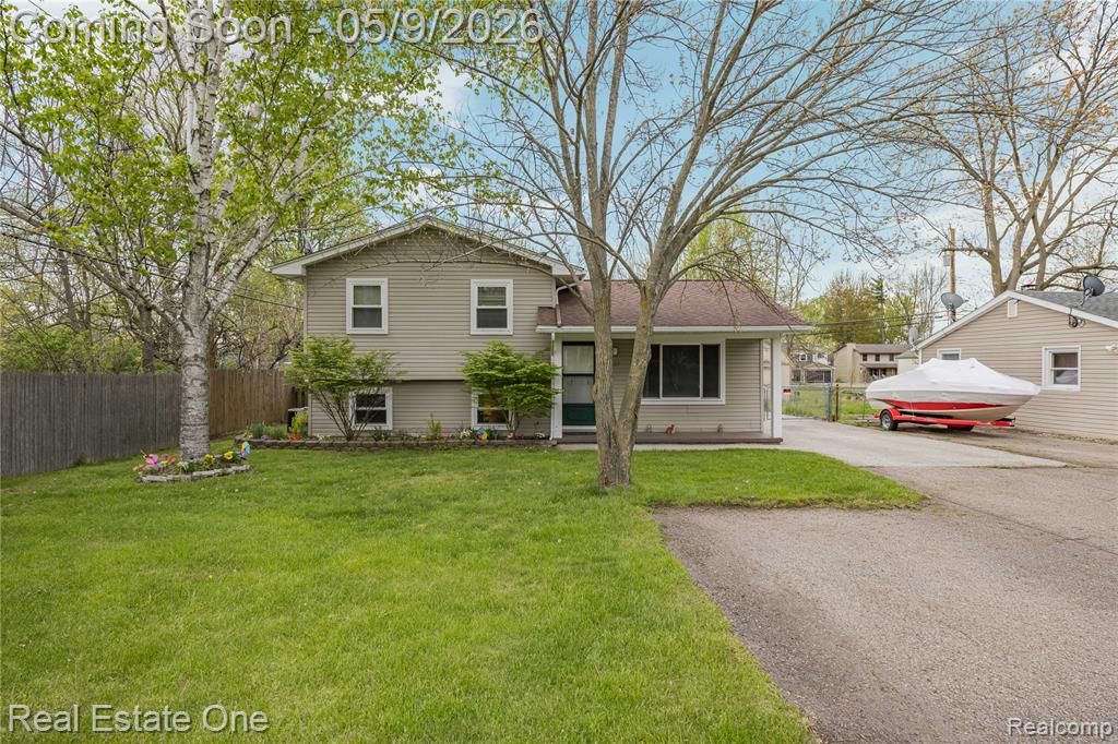 537 Woodbridge Circle, Waterford, MI 48327