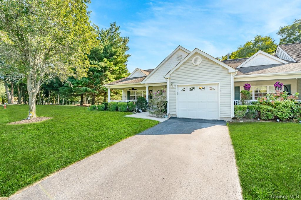 201 Pebble Beach Path, Riverhead, NY 11901