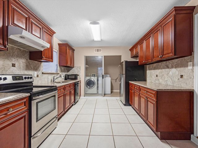 3823 Suttonford Drive, Houston, TX 77066