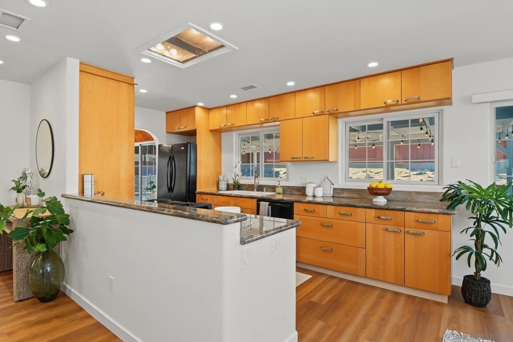 Image 7 of property listing at 7118 Conestoga, San Diego, CA 92120