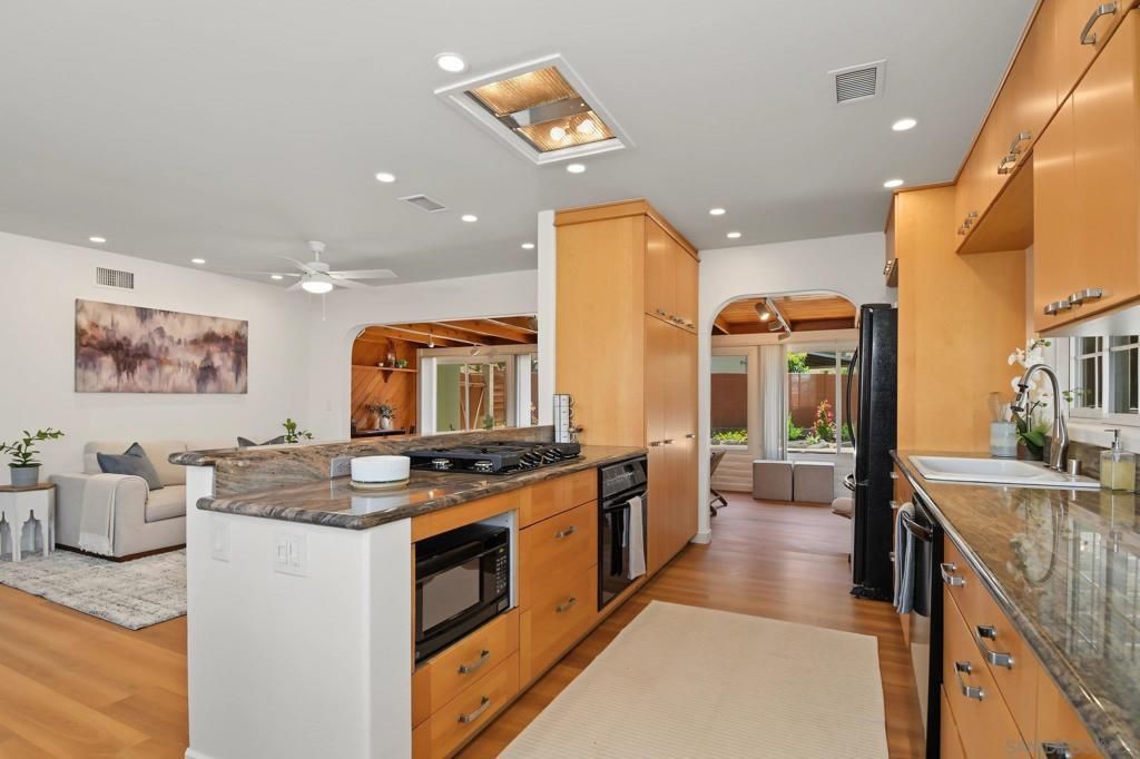 Image 8 of property listing at 7118 Conestoga, San Diego, CA 92120