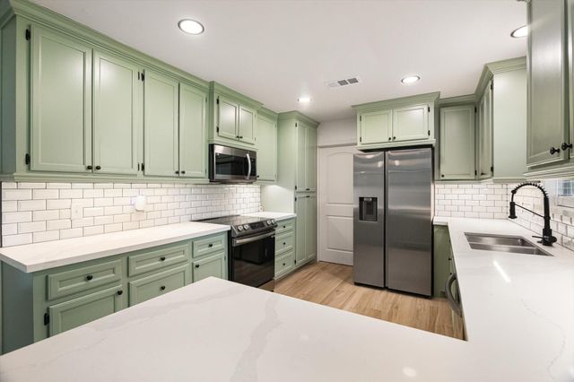 416 Southern Oaks Drive, Lake Jackson, TX 77566