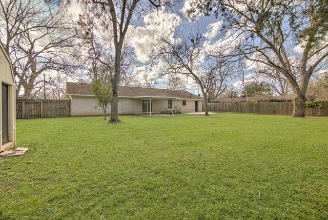 416 Southern Oaks Drive, Lake Jackson, TX 77566