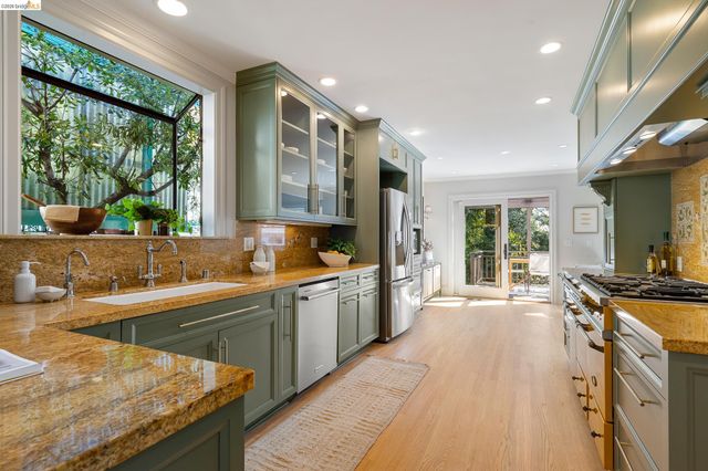 1101 Clarendon Crescent, Oakland, CA 94610