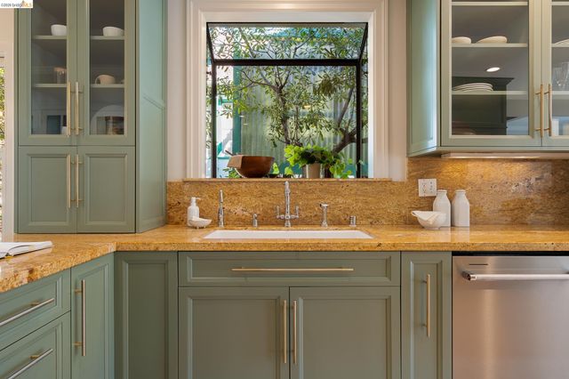 1101 Clarendon Crescent, Oakland, CA 94610