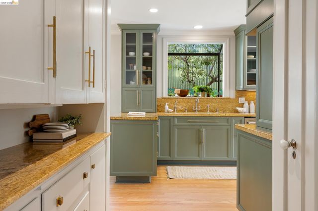 1101 Clarendon Crescent, Oakland, CA 94610