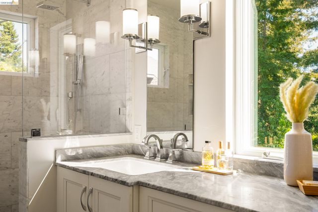 1101 Clarendon Crescent, Oakland, CA 94610