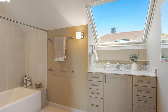 1101 Clarendon Crescent, Oakland, CA 94610