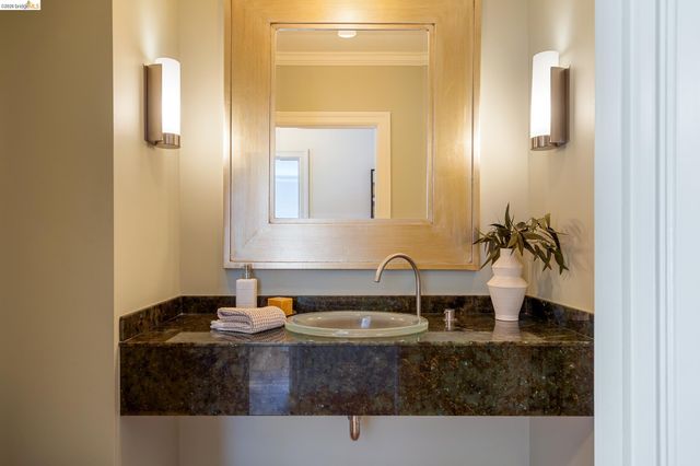 1101 Clarendon Crescent, Oakland, CA 94610