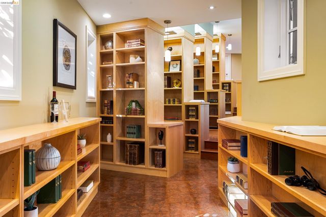 1101 Clarendon Crescent, Oakland, CA 94610