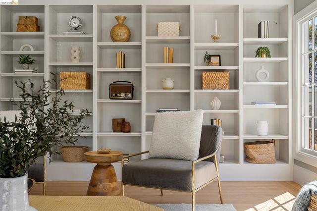 1101 Clarendon Crescent, Oakland, CA 94610