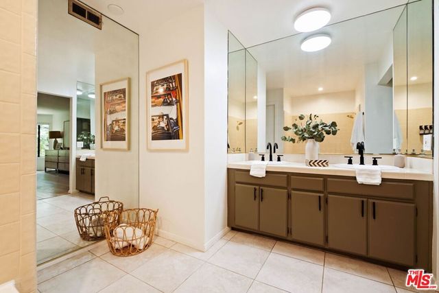 1942 Grace Avenue 118, Los Angeles, CA 90068