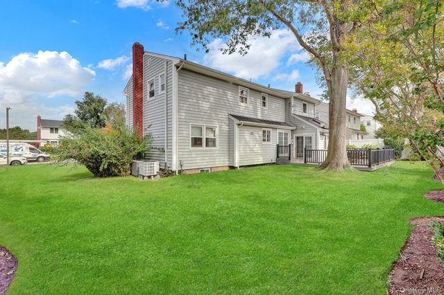 6 Bradford Road, Plainview, NY 11803