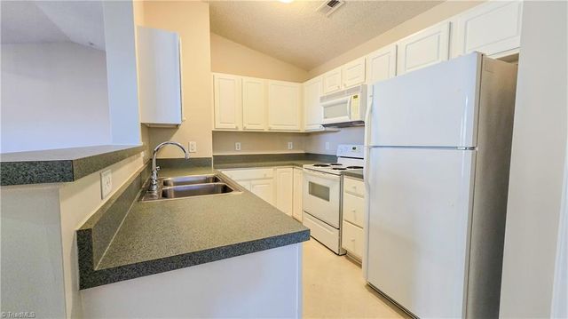 2033 Salem Bluff Drive, Winston-salem, NC 27127