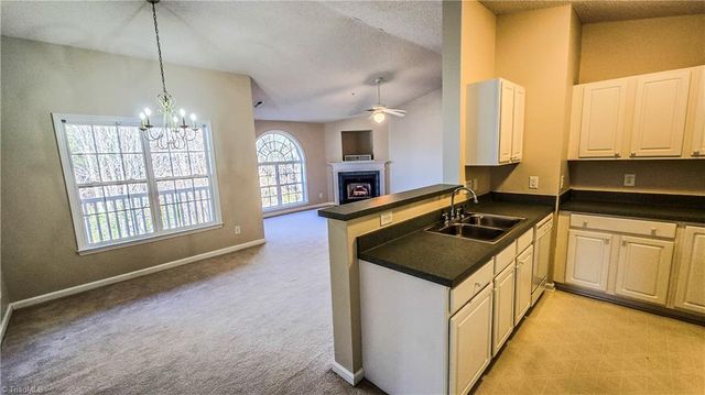 2033 Salem Bluff Drive, Winston-salem, NC 27127