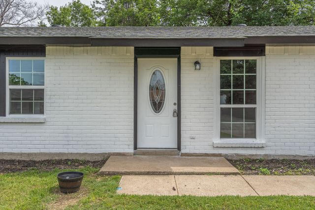 930 Briarwood Drive, Lewisville, TX 75067