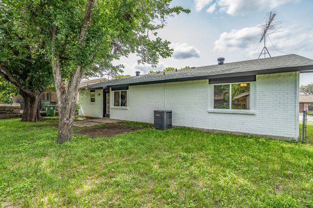 930 Briarwood Drive, Lewisville, TX 75067