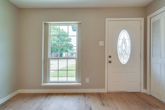 930 Briarwood Drive, Lewisville, TX 75067