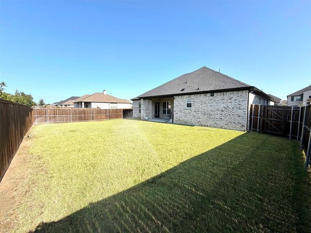 402 Coyote Creek Drive, Lavon, TX 75166