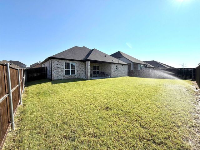 402 Coyote Creek Drive, Lavon, TX 75166