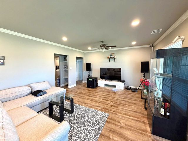 402 Coyote Creek Drive, Lavon, TX 75166