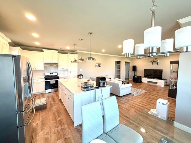 402 Coyote Creek Drive, Lavon, TX 75166