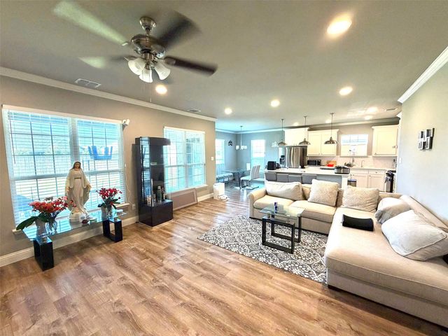 402 Coyote Creek Drive, Lavon, TX 75166