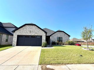 402 Coyote Creek Drive, Lavon, TX 75166