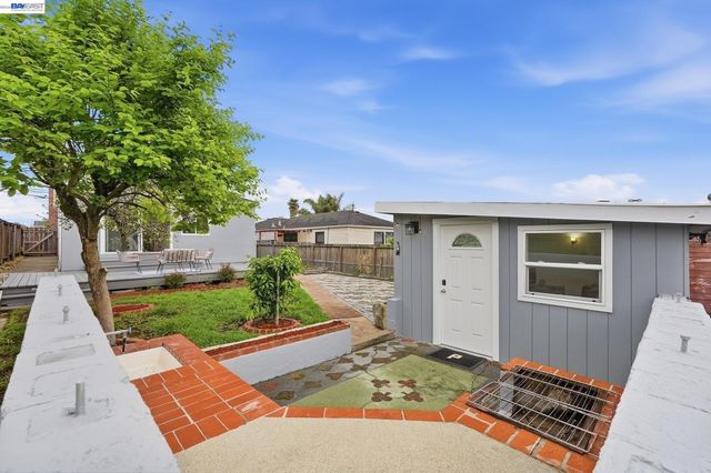 1657 162nd Ave, Ashland, CA 94578