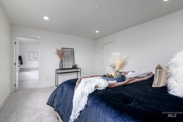 4656 E Coldwater Dr, Nampa, ID 83687