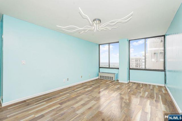 200 Winston 2921, Cliffside Park, NJ 07010