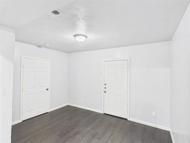 5601 Oak Grove Road W, Fort Worth, TX 76134