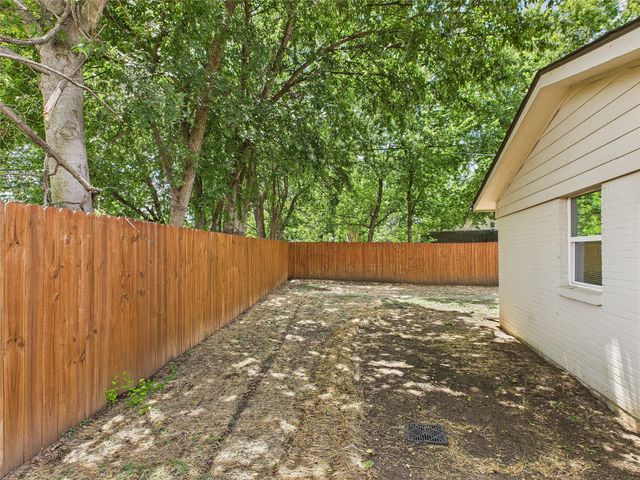 5601 Oak Grove Road W, Fort Worth, TX 76134