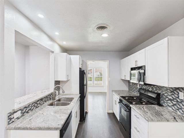 5601 Oak Grove Road W, Fort Worth, TX 76134