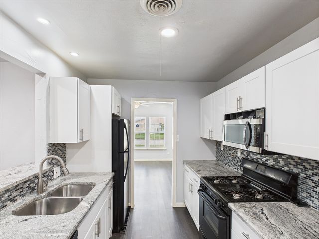 5601 Oak Grove Road W, Fort Worth, TX 76134