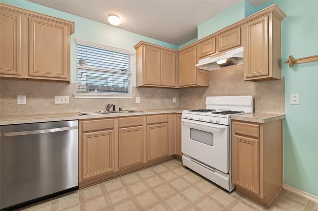 11034 Knobbley Oak Court, Houston, TX 77065