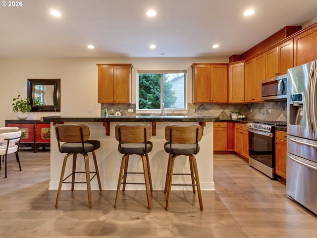 9801 Se NICHOLAS Dr, Happy Valley, OR 97086