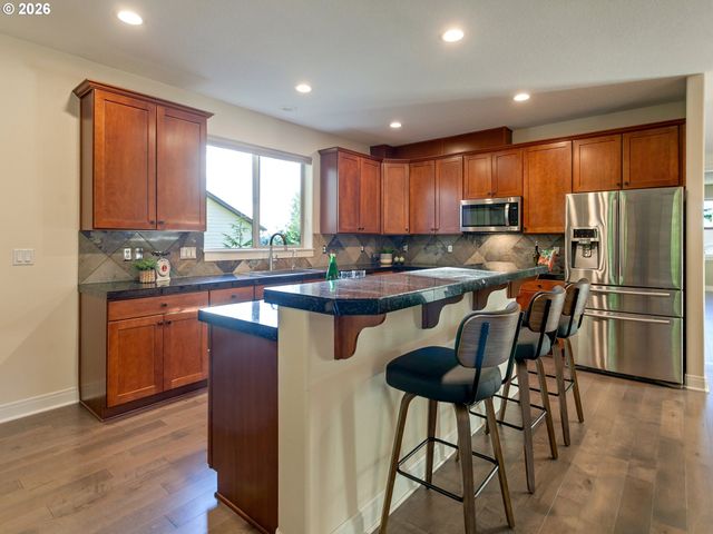 9801 Se NICHOLAS Dr, Happy Valley, OR 97086