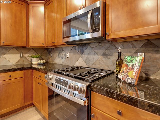 9801 Se NICHOLAS Dr, Happy Valley, OR 97086