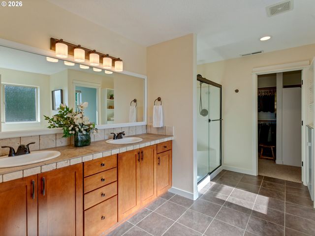 9801 Se NICHOLAS Dr, Happy Valley, OR 97086
