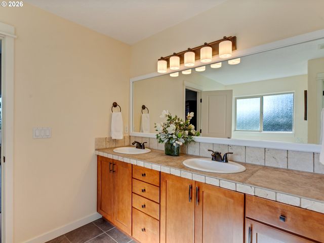 9801 Se NICHOLAS Dr, Happy Valley, OR 97086