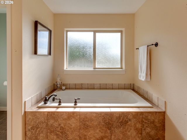 9801 Se NICHOLAS Dr, Happy Valley, OR 97086