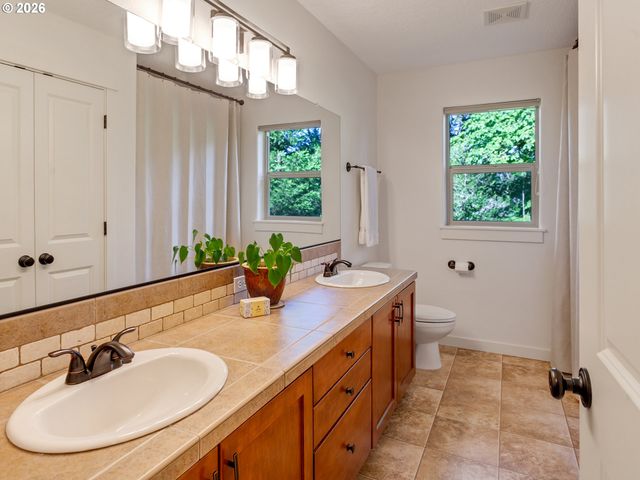 9801 Se NICHOLAS Dr, Happy Valley, OR 97086