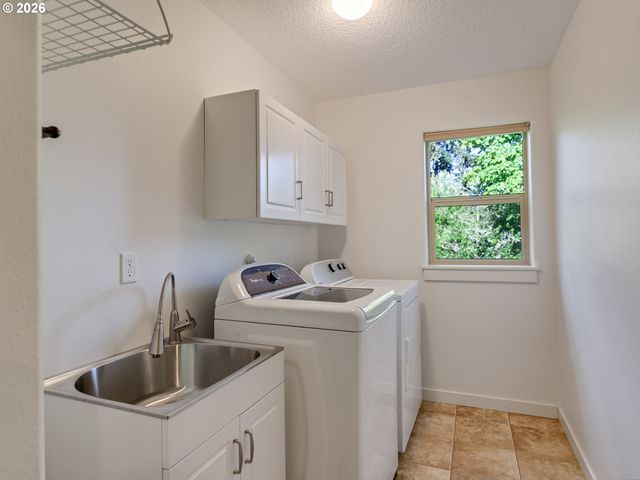 9801 Se NICHOLAS Dr, Happy Valley, OR 97086