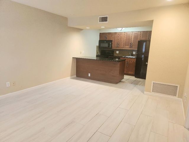 7685 Northcross DR 201, Austin, TX 78757