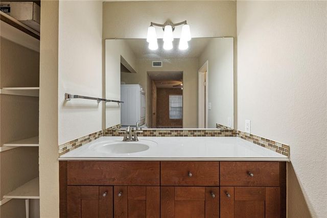 7685 Northcross DR 201, Austin, TX 78757